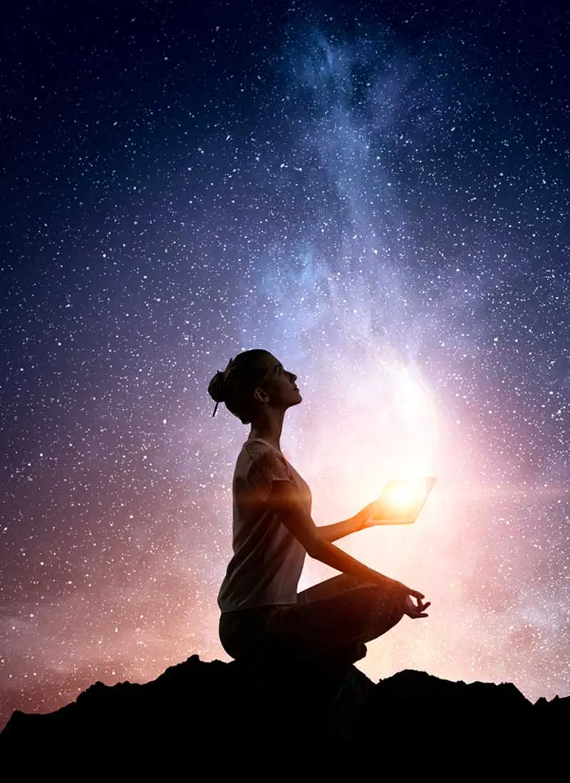 Séance de Reiki, mains posées avec intention pour un soin énergétique au cabinet de Vayres
